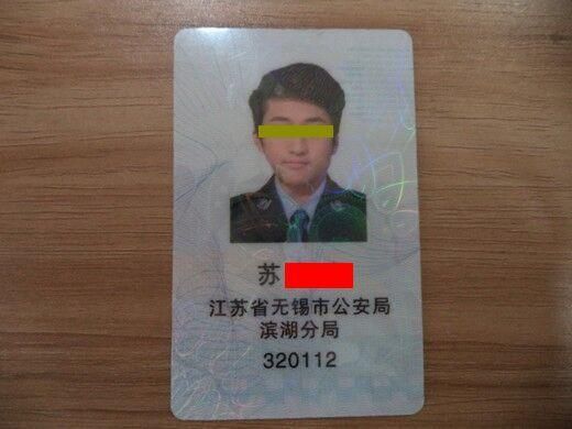 男子制作假經(jīng)查證在酒吧執(zhí)法。