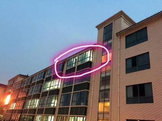 就在這間教室，吳老師在監(jiān)考中過(guò)世。