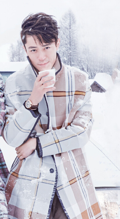 胡歌和霍建華為雜志拍攝了一組封面照，二人穿著同款風(fēng)衣，在白雪中端著咖啡，恩愛(ài)“虐狗”