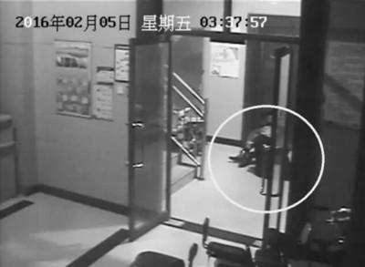 小區(qū)監(jiān)控視頻截圖，兩人一坐一跪竟聊了十多分鐘。