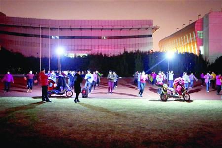 昨晚，松江體育場秩序井然，兩隊廣場舞被有序地分散在了不同區(qū)域。