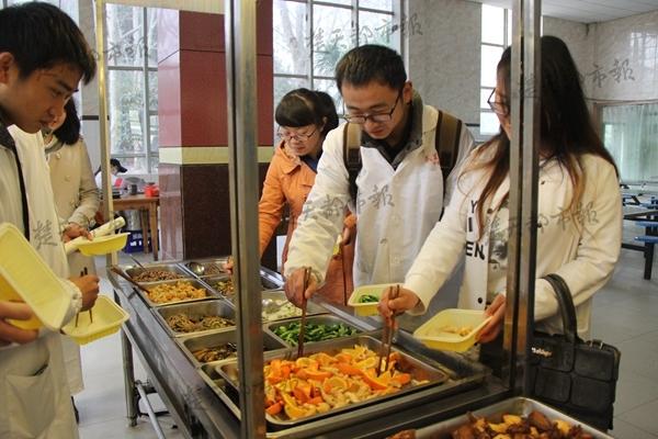 大學食堂現(xiàn)神級“黑暗料理”：橙子炒肉