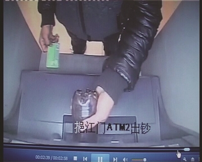 男子將可樂(lè)倒進(jìn)取款機(jī)。