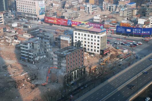 在“拆遷獎勵”等一系列政策的激勵下，親賢社區(qū)的改造步伐明顯加快。2015年12月初，親賢社區(qū)簽訂拆遷協(xié)議 374份，簽約率達90%，西北片區(qū)實現(xiàn)了拆遷大突破。(拍攝：2015年12月20日)