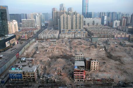 2016年元旦假期后的第一個工作日，記者從長風大街某高樓俯瞰正在拆遷中的親賢西北片區(qū)。經過半年多推進，這一片區(qū)只留下十余處建筑等待拆除。(拍攝：2016年1月4日)
