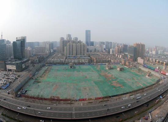 2016年4月，經過持續(xù)攻堅，親賢社區(qū)西北片區(qū)的拆遷工作基本告一段落，但在鋪設了防塵綠網的空地中，至今仍有3戶居民選擇了“堅守”。(拍攝：2016年4月4日)