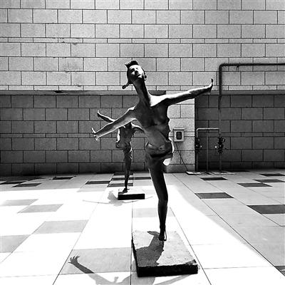 常營長楹龍湖天街樓下，“年輕女孩”胸部暴露