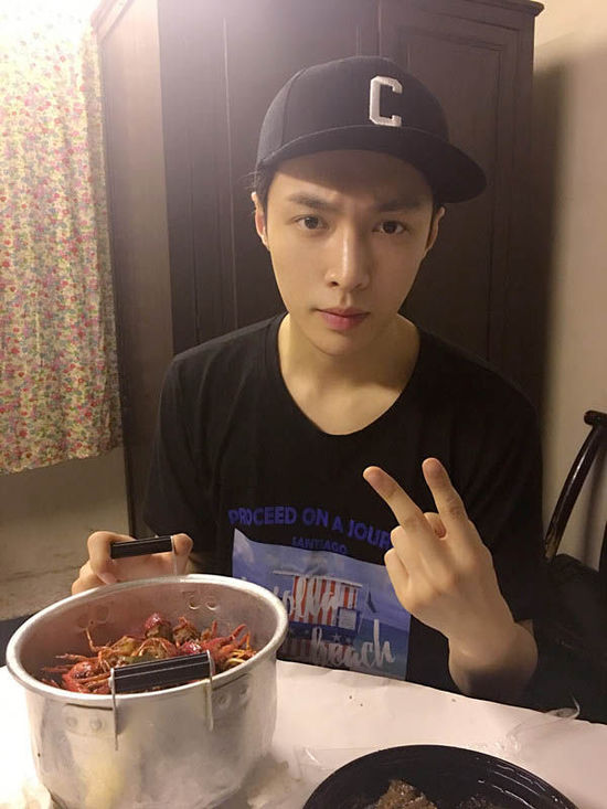 二爺加餐！張藝興告別清湯白面吃小龍蝦