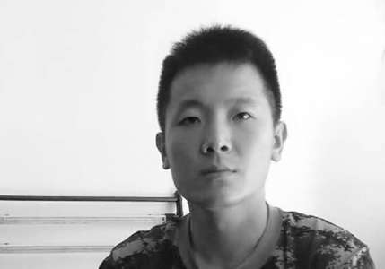 游客低頭玩手機踩空掉進(jìn)西湖 幸有消防士官途經(jīng)救起