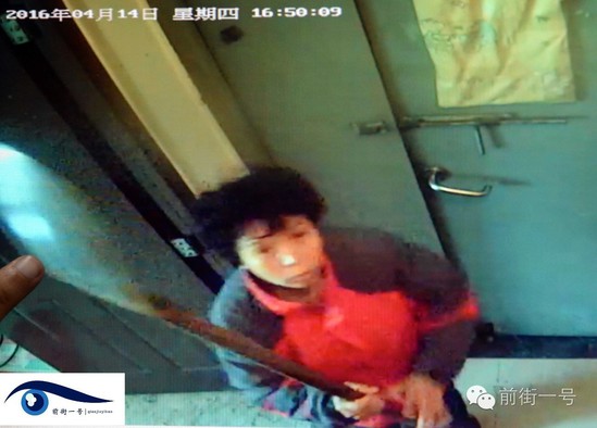 監(jiān)控視頻拍下李亞榮打砸監(jiān)控探頭的過(guò)程。