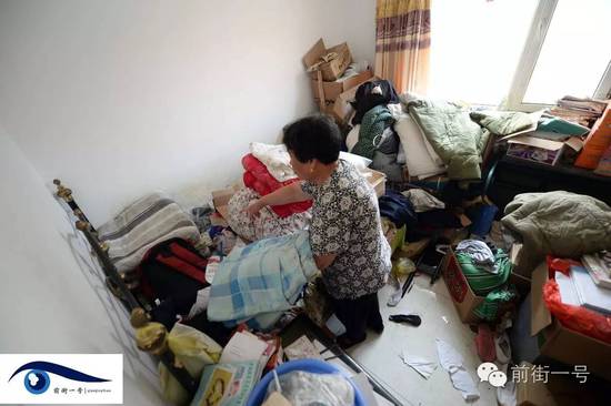 李亞榮的婆婆在收拾房間。