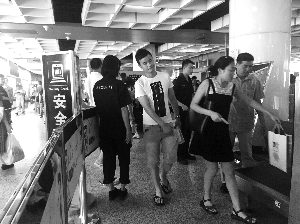 南京地鐵新街口站，大多數(shù)市民自覺配合安檢