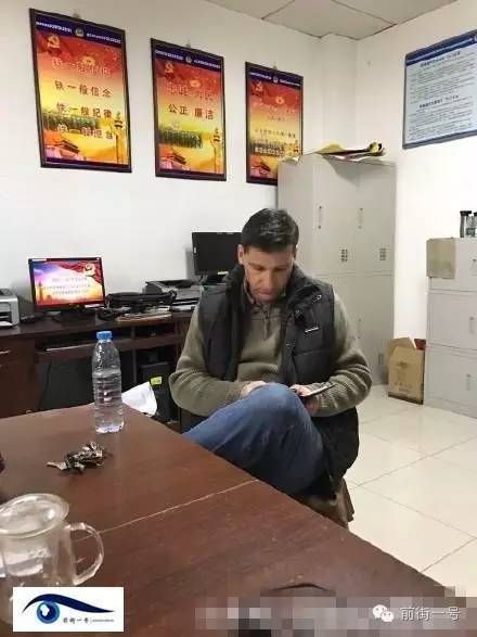 該外籍男子在派出所接受詢問。（網(wǎng)友供圖）