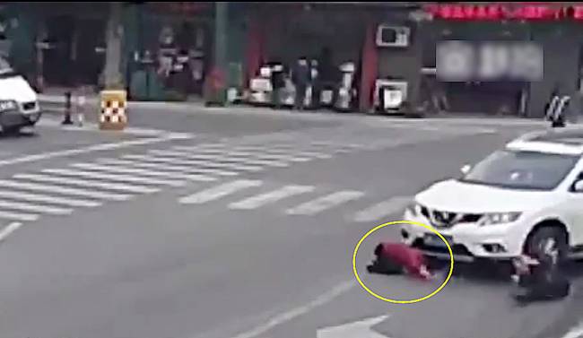 圖為小姑娘被卷進車輪下瞬間。