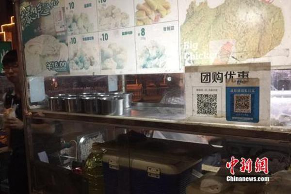 不少小商販都用上掃碼支付。中新網(wǎng) 吳濤 攝