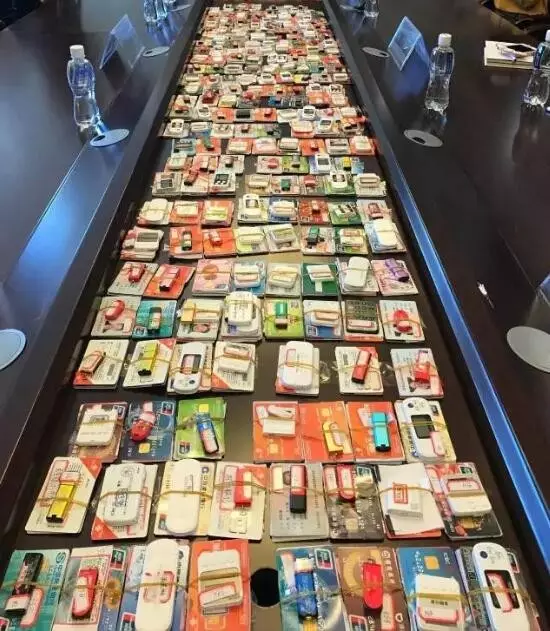 神秘土豪34歲賬上8000萬(wàn) 取錢(qián)還戴人皮面具