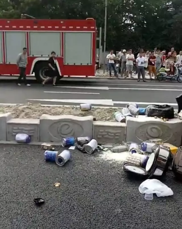 不值！小車(chē)四腳朝天司機(jī)身亡 死者只為偷幾罐奶粉