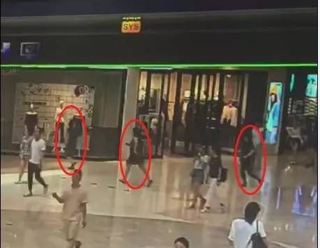 2歲娃店門口被一女子打 當(dāng)場后腦勺著地鼻子出血