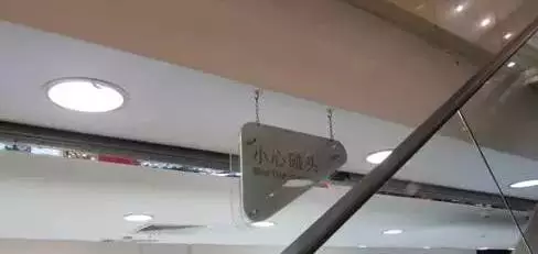 家長只顧低頭看手機(jī) 小女孩乘坐電梯手被門縫夾住