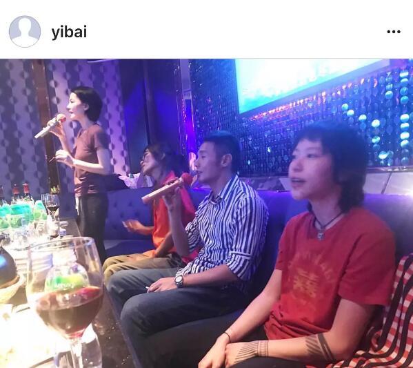 王菲母女跟李榮浩一起唱K，竇靖童的表情亮了