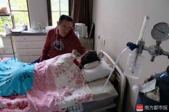 氧氣的轟隆聲，一刻不停地在這個(gè)家里“吵”了九年多。（羅逸爵 攝）