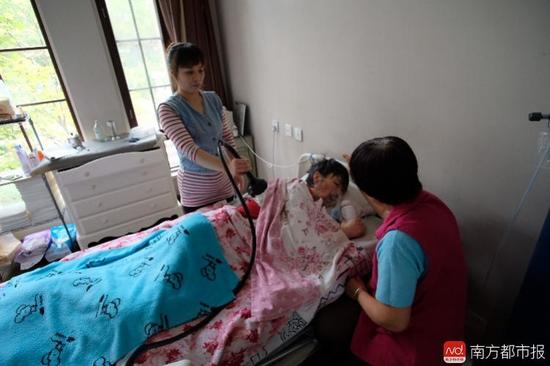 每次排痰，張津華就會(huì)癲癇發(fā)作，這是她腦部僅有的電信號。（羅逸爵 攝）