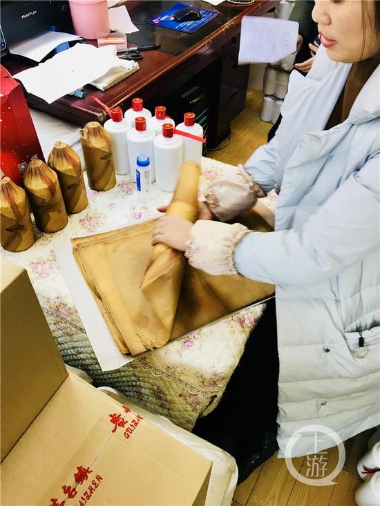 正在對白酒進行包裝處理的經(jīng)營戶。