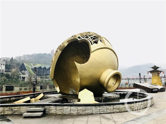 △茅臺鎮(zhèn)1915廣場著名的“壇碎”雕塑。