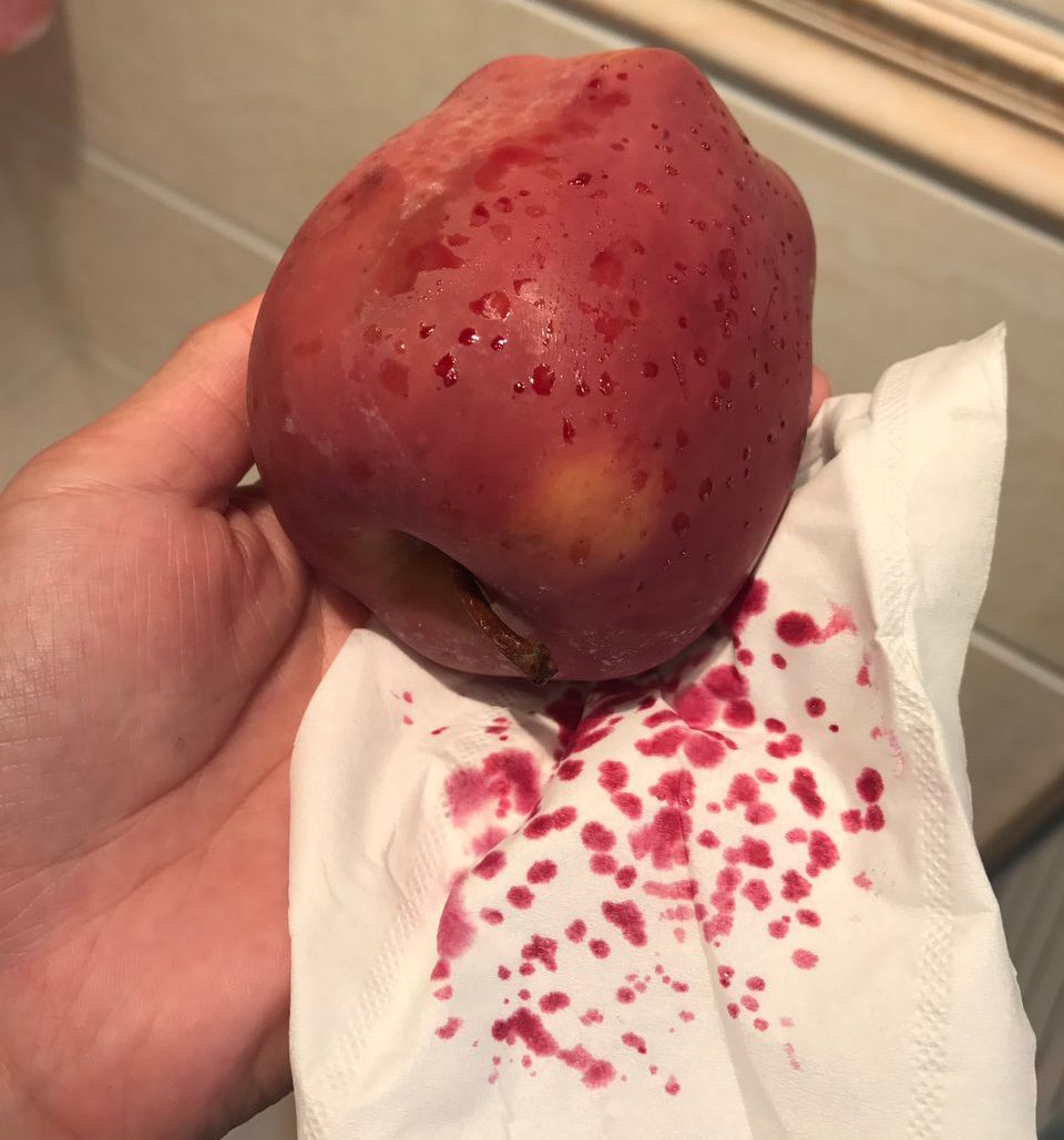 嚇懵！女子用熱水泡蘋果結(jié)果冒出血珠 咋回事？