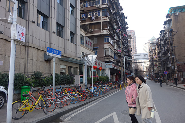 上海路的兩邊，大多是一些老房子。