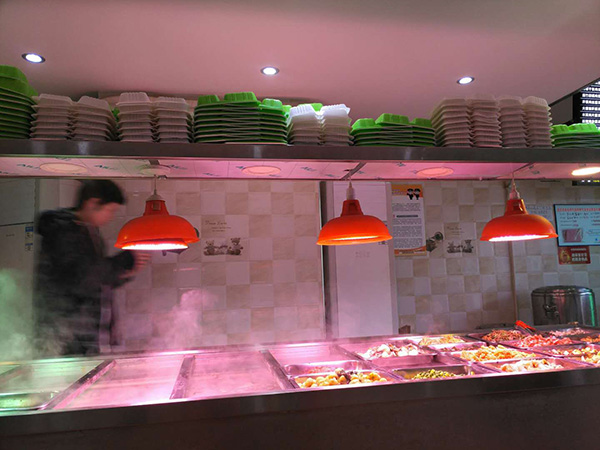 羅正宇經(jīng)常去的炸醬面館，中午和晚上有盒飯吃。