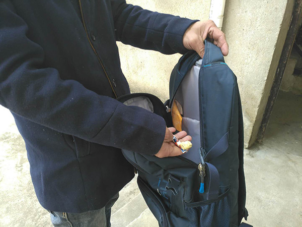 羅正宇的藍(lán)色背包，只剩下一塊錢(qián)和一顆大白兔奶糖。