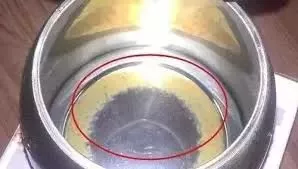 太惡心！女游客竟用酒店燒水壺煮自己的臟內褲