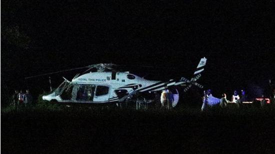 直升機護送被救少年。（圖：路透社）