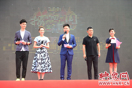 電視臺(tái)主持人與電臺(tái)主播搭檔主持，讓人耳目一新