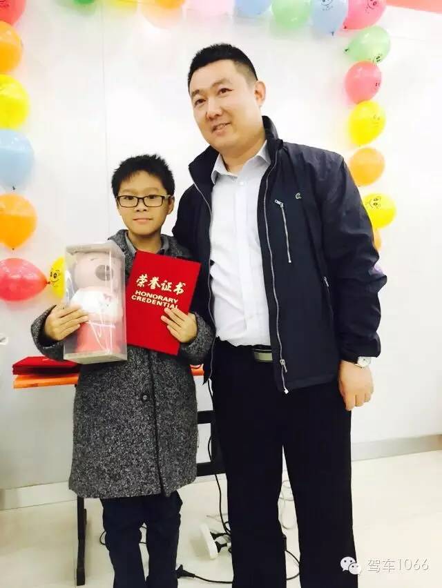 我是小小銀行家，來跟行長合個(gè)影哦