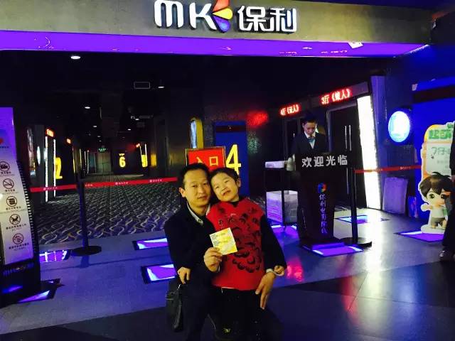 再來看兩個萌娃，表情都好有戲！