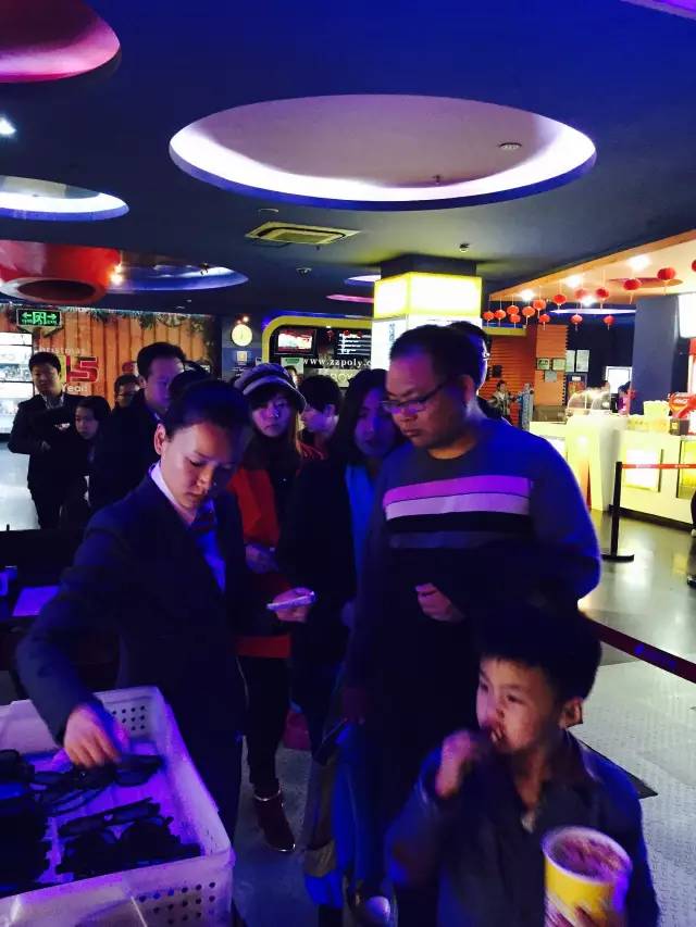 小朋友吃的好香??！爆米花和電影真是絕配喲