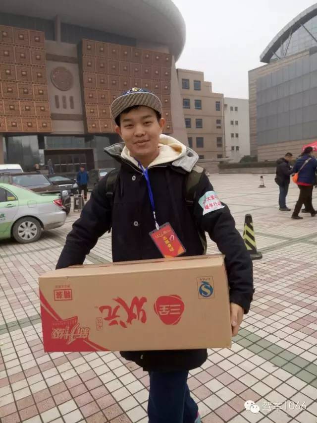 河南電臺1066主持人小澤，搬送愛心餃子。