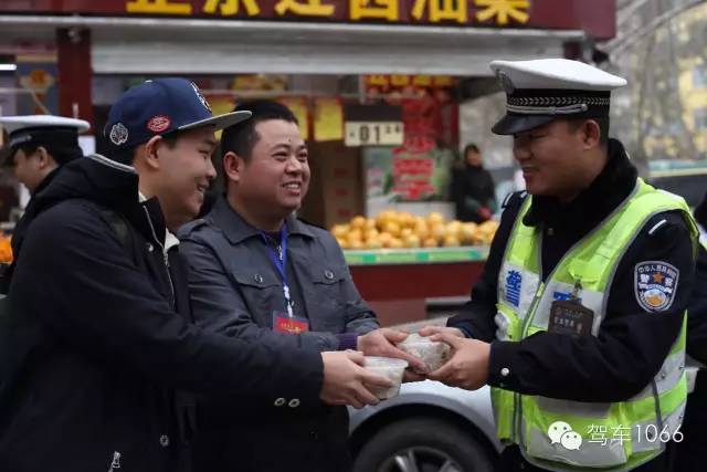 新華社攝影記者李博，也隨我們1066小分隊一路同行他也為我們記錄下了一幕幕溫暖的瞬間。