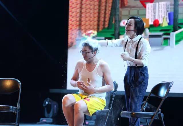 隨后一秒鐘，畫風突變，楊奕遭夢茹慘虐！