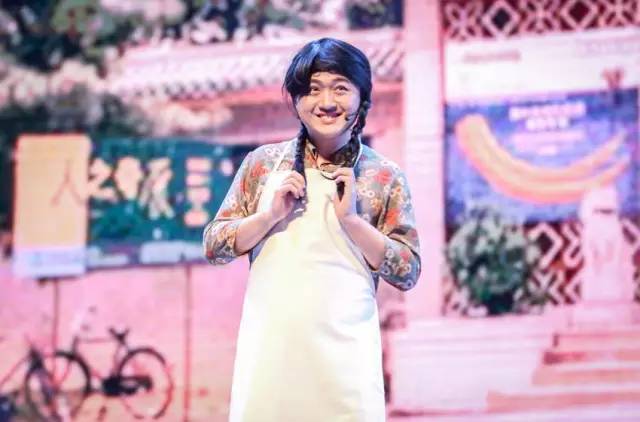 小品《那些年我們錯過的一支舞》，主播樂天、張嵩的裝扮你給打幾分？