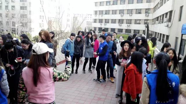 還沒開始時大家已經(jīng)開始有序排隊了，棒棒噠！