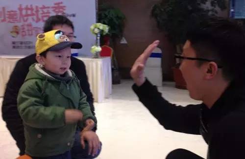 老楊你真心的是童心未泯啊，來，跟叔叔Give Me Five！