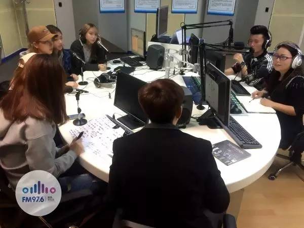 正式直播的時(shí)候，美少女們都非常認(rèn)真哦！