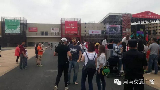 哇塞，現(xiàn)場還有外國友人~