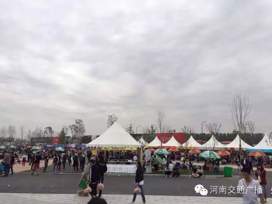 雖然天空已經(jīng)烏云密布，但大家的熱情絲毫不減！