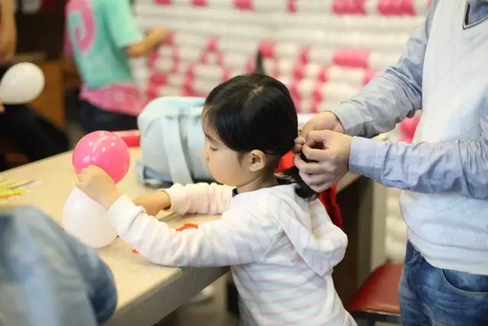 我能第一時(shí)間找到為我編辮子的爸爸，因?yàn)樗氖质悄菢拥臏厝岫辛α? complete=