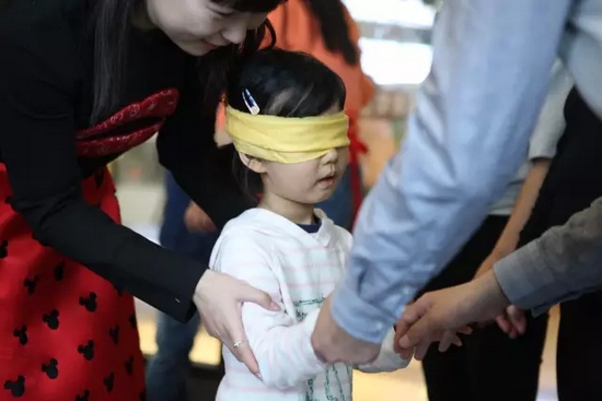 我能第一時(shí)間找到為我編辮子的爸爸，因?yàn)樗氖质悄菢拥臏厝岫辛α? complete=