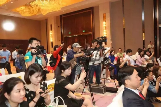 一時(shí)相機(jī)、攝像機(jī)齊閃